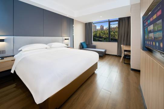 维雅斯酒店(咸宁通山县政府广场人民医院店)