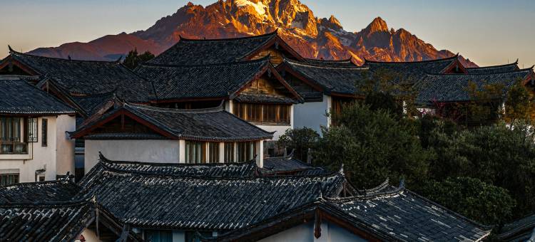 丽江古城·半山漫庭·日照金山雪山胜景观景度假民宿(四方街店)图片