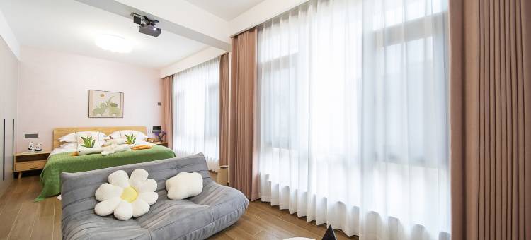 朵朵和满意的小院图片