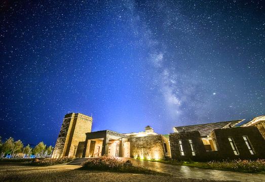 稻城桑邓祝巴星空观景酒店外景图