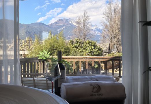 瓦顶观雪山度假客栈外景图