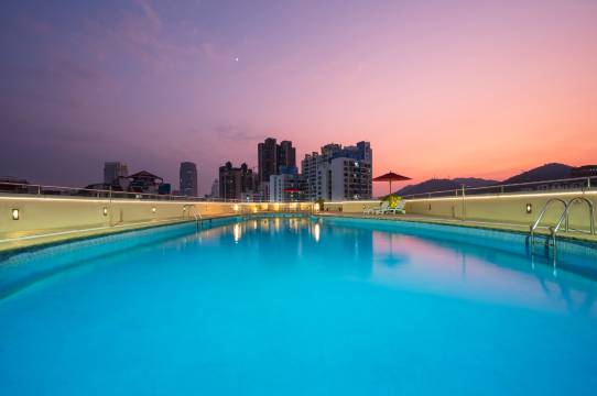 珠海粤财皇冠假日酒店(情侣路海滨泳场店)图片