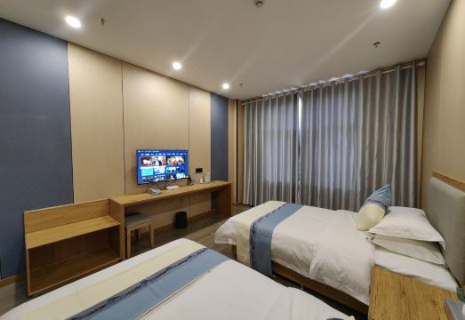 Quality Hotel DelinghaHotel Overview