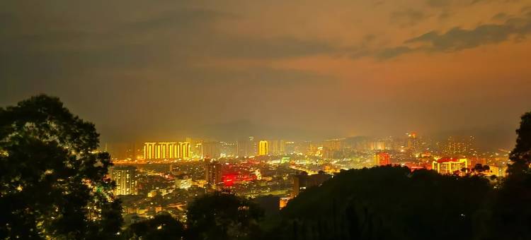 艾斯特丨城景·View云端设计师酒店 (岑溪市人民医院汽车总站店)图片