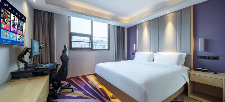 尖峰·奢电竞酒店(武汉长港路地铁站常青路店)图片