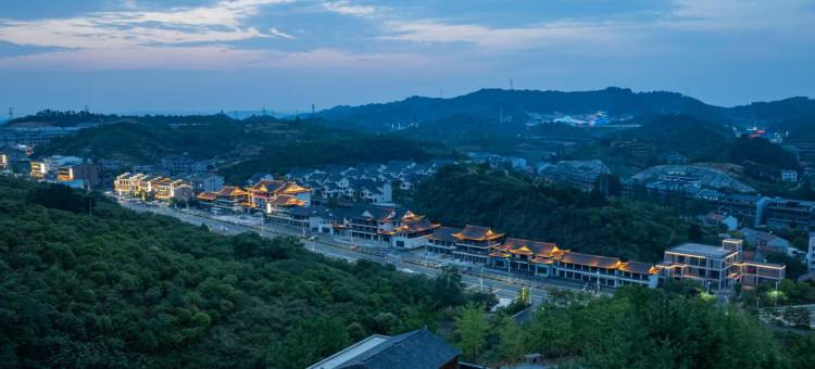 半山云舍·侘寂风半山观景度假中古合院谧花园(武当山景区店)图片