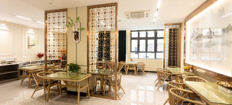 和静龙瑞豪廷酒店(新客运站店)图片