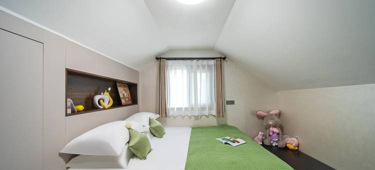 朵朵和满意的小院图片