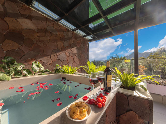腾冲万福居 Holiday Villa 私汤温泉美宿(瑷辉公园店)