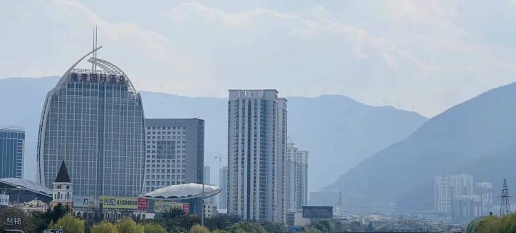 大理屋里请客栈(兴盛大桥洱海月湿地公园店)图片