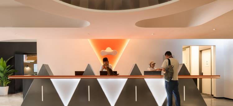 吃山02救赎青年旅店(重庆两路口皇冠大扶梯店)图片