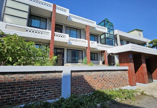 Right next to Gate, quiet residential area, spacious garden 2 rooms (Q, Q)Hotel Overview