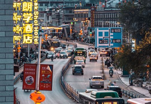 拉萨八朗学酒店（布达拉宫八廓街店）外景图