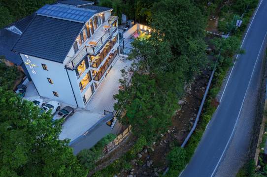 安吉季意·星空泳池临溪温泉度假民宿(云上草原熊猫乐园店)