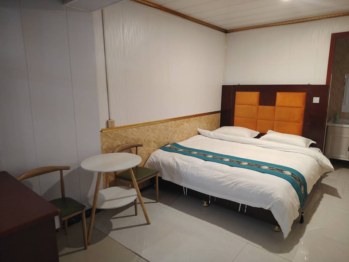 乌兰镜旅驿站(茶卡镇店)