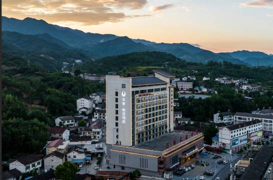 美豪怡致酒店(石泉秦巴风情园店)