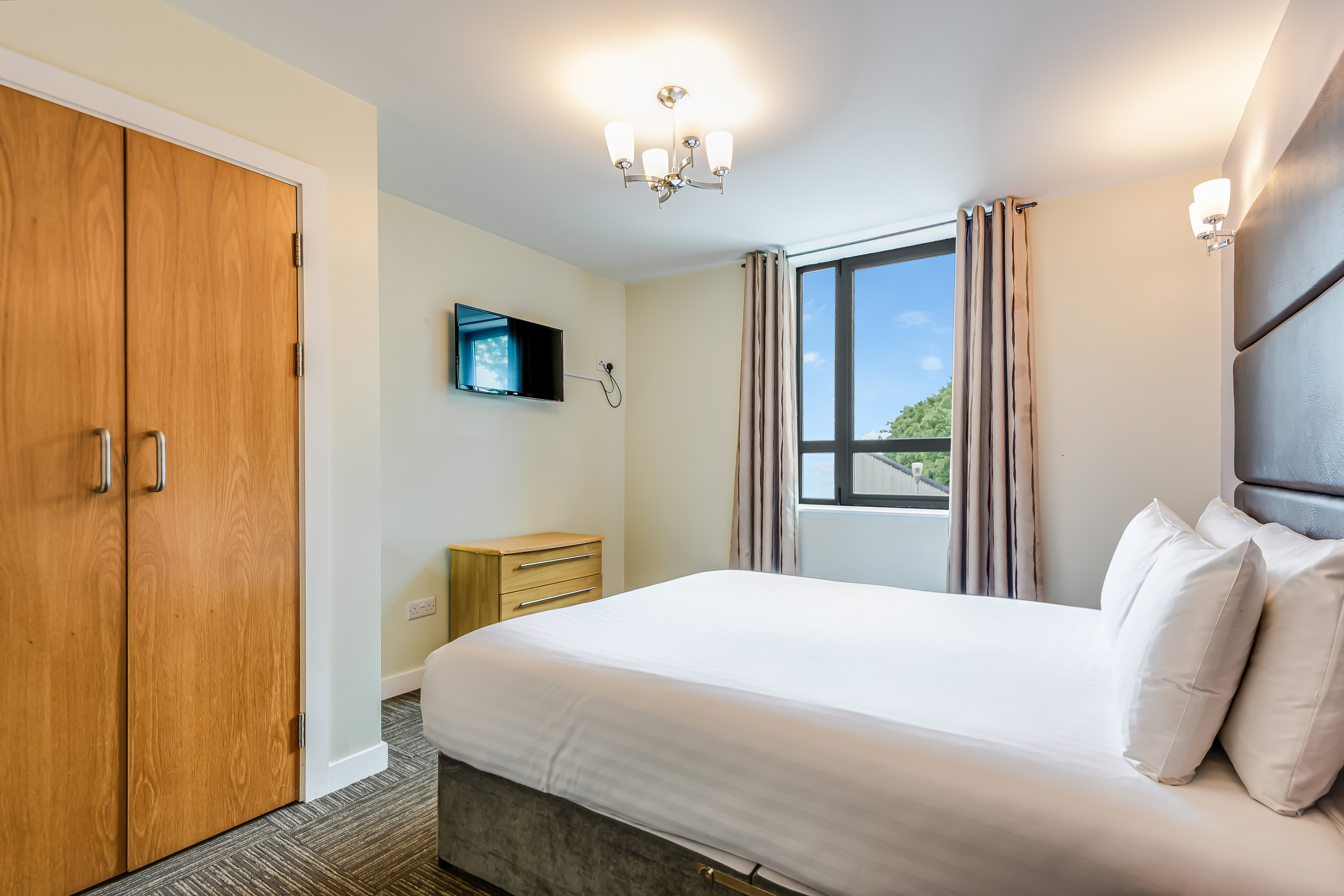 Roomzzz Leeds Headingley Over view