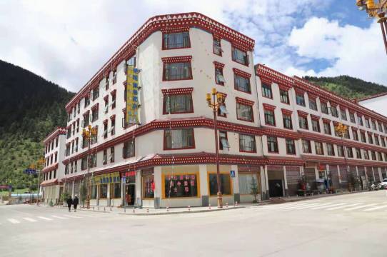 左贡艳辉旅游酒店