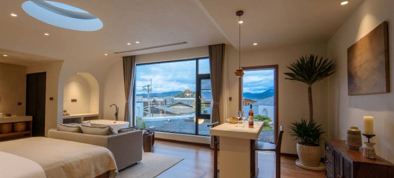 相逢不晚SilveryMoonlight|慢城供氧设计师民宿(独克宗古城大佛寺转经筒店)图片