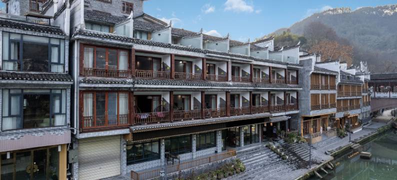 诗和远方江景民宿(凤凰沱江云桥店)图片