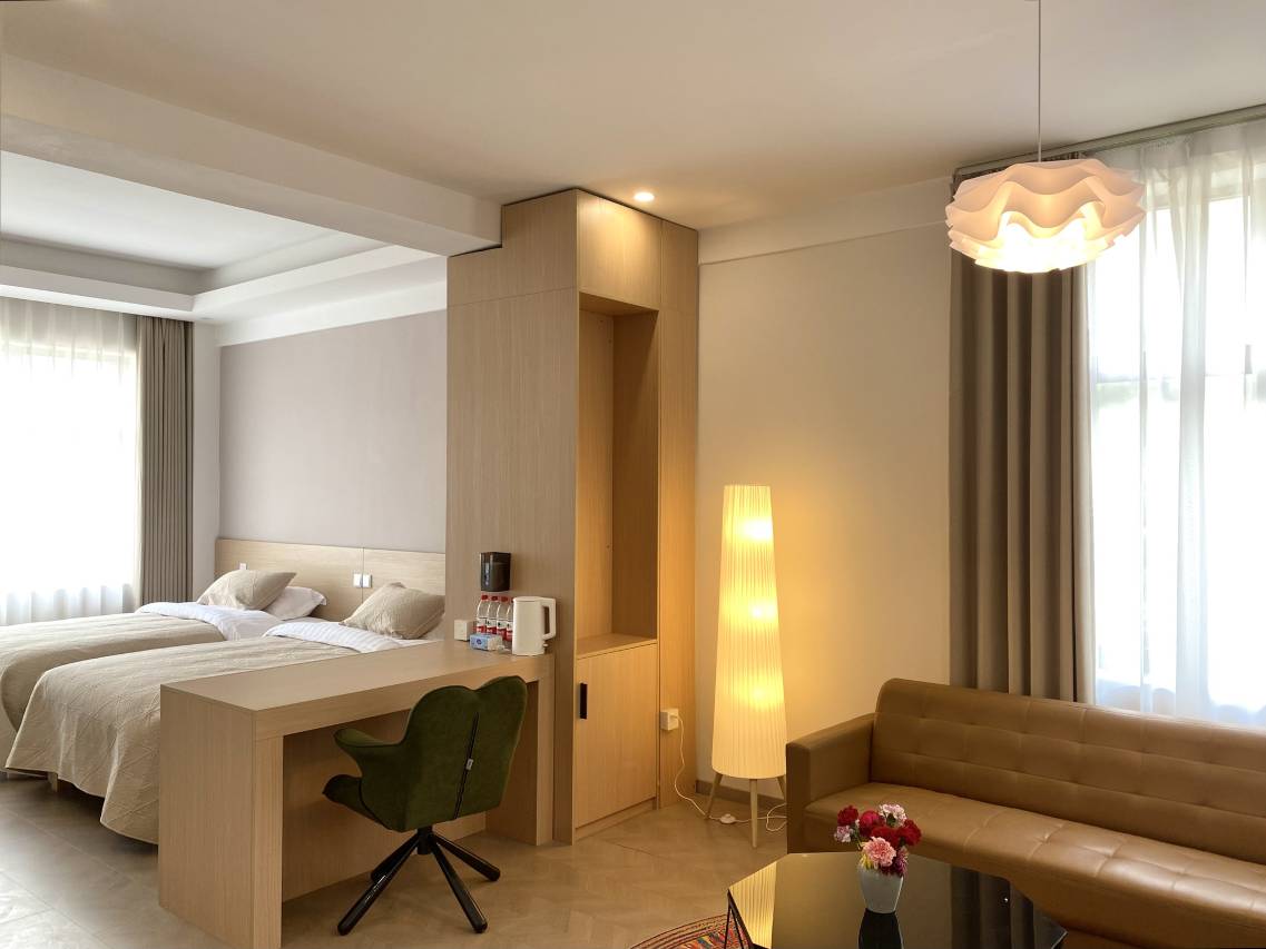 朗秋泊岸山居图片