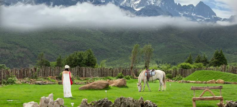 云水深深玉湖居•日照金山全景•秘境度假酒店图片