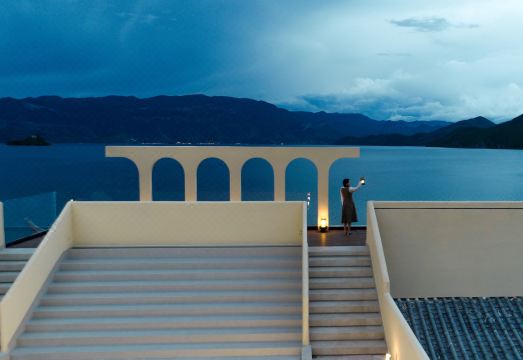 泸沽湖喜雾屿湖景设计师酒店外景图