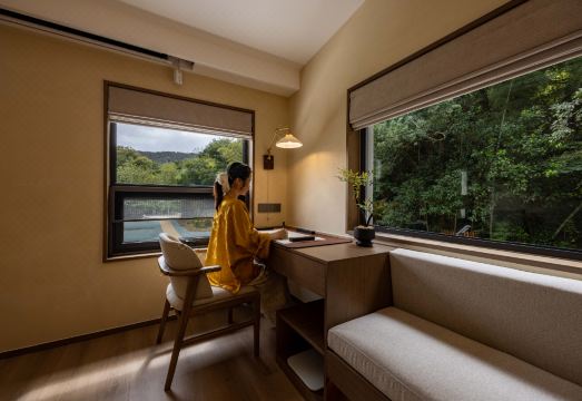 Floral Hotel·Mountain Retreat in the Clouds (Putuo Mountain Ten Thousand Buddhas Pagoda Hotel) Hotel Overview