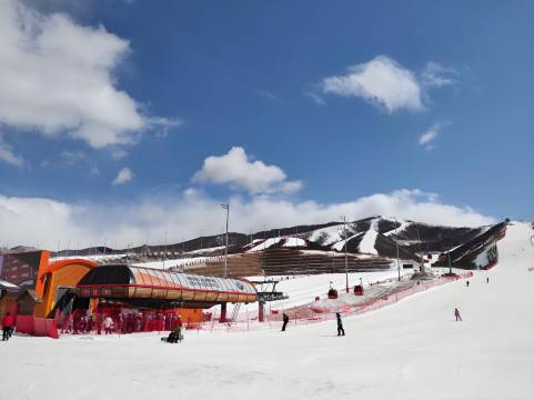 张家口汤印温泉假日酒店(崇礼富龙滑雪场店)图片