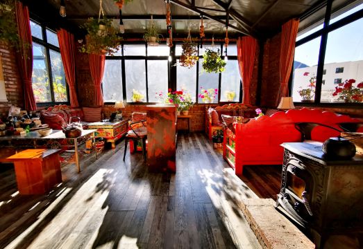 康定锅庄南无号民宿外景图