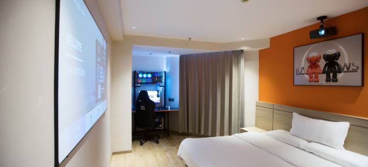 尖峰·悦电竞酒店(鞍山万象汇火车站店)图片