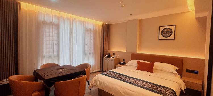 九天嘉尔酒店(凤凰古城游客中心店)图片