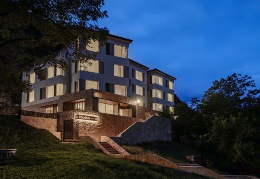 奔子栏喜林苑纳达山居外景图