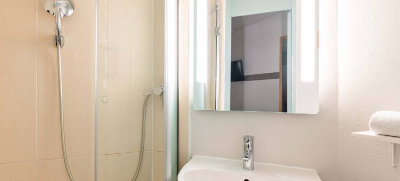 里昂圣博内米普兰民宿酒店(B&B Hotel Lyon Saint-Bonnet Mi-Plaine)图片