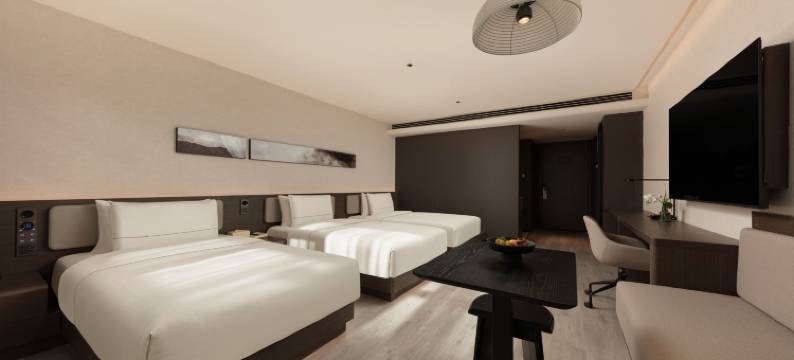 烟台滨海广场所城里大街亚朵酒店图片