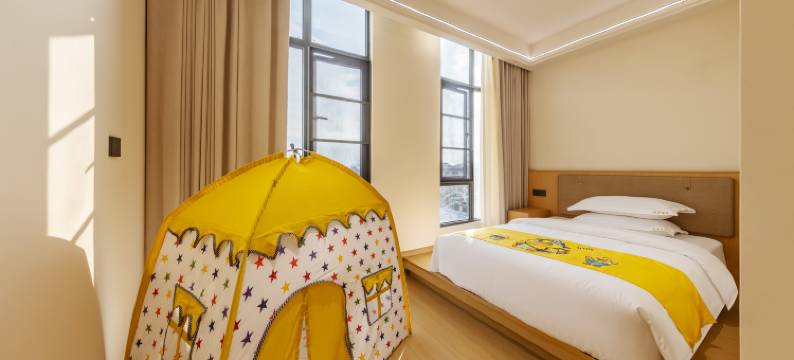 栖岸智能影院酒店(普定玉秀广场店)图片