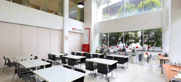 爱玛黎丝勿加泗巴拉特酒店(Amaris Hotel Bekasi Barat)图片