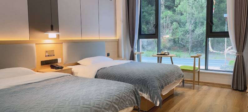 溪畔汤泉度假酒店(毕棚沟景区理小路店)图片