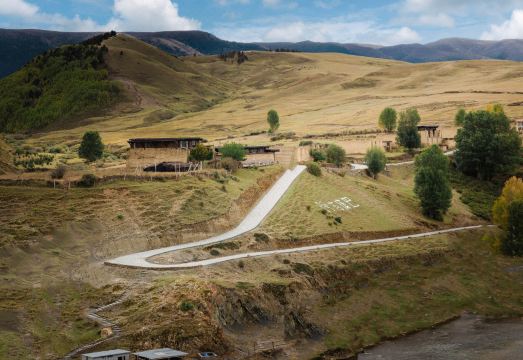 阿若康巴·理塘康呷庄园外景图