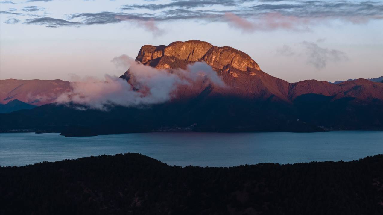 汀水岸丨圣托里尼日落湖景花园设计师度假酒店(泸沽湖店)图片