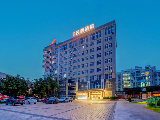 华庭云栖酒店(来宾北站政和步行街店)