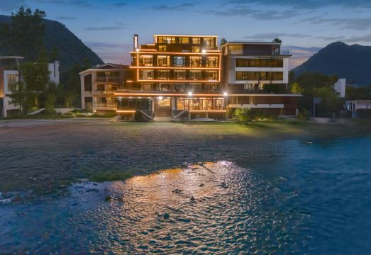 篝火山庄·溪畔·星空泳池亲子度假民宿（月亮湾景区店）外景图