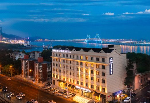 大连星海广场中山路亚朵酒店外景图