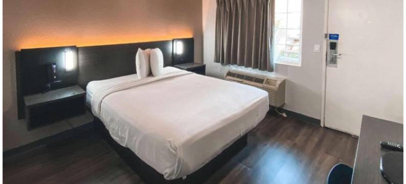 尼亚加拉瀑布6号汽车旅馆，安大略省 – 瀑布附近(Motel 6 Niagara Falls, on Near the Falls)图片