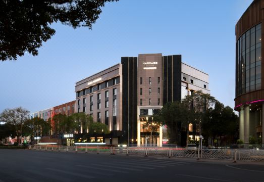 大理那佳度假酒店外景图