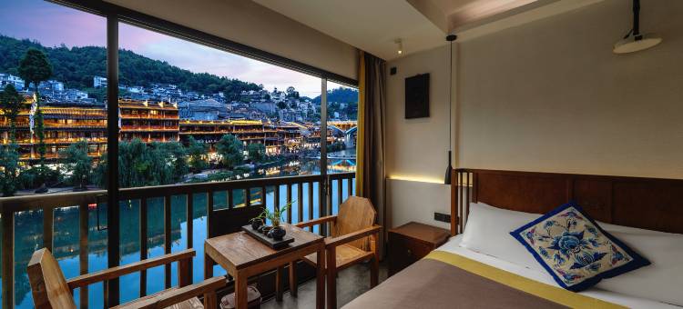 凤凰金水岸丨沱江180度夜景·苗绣艺术丨古城观景酒店图片