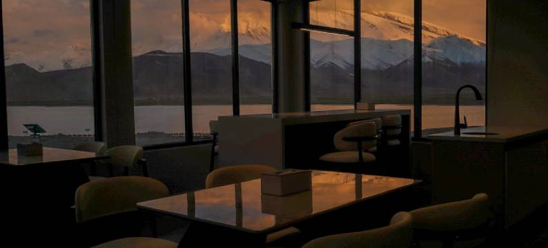 喀拉库勒湖不周山营地图片