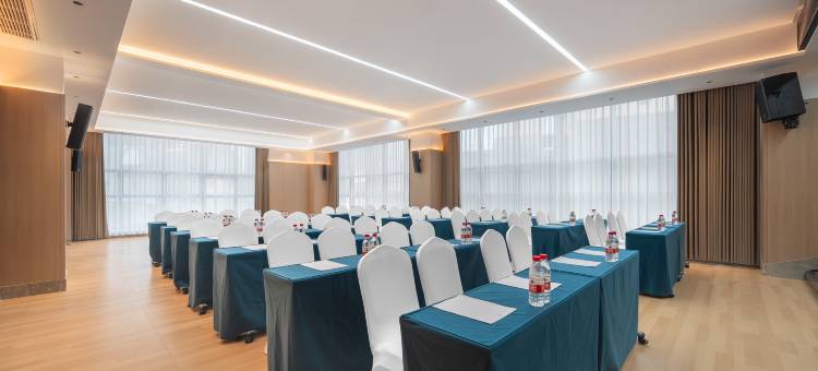 悦森·空港大酒店(万达广场政务中心店)图片