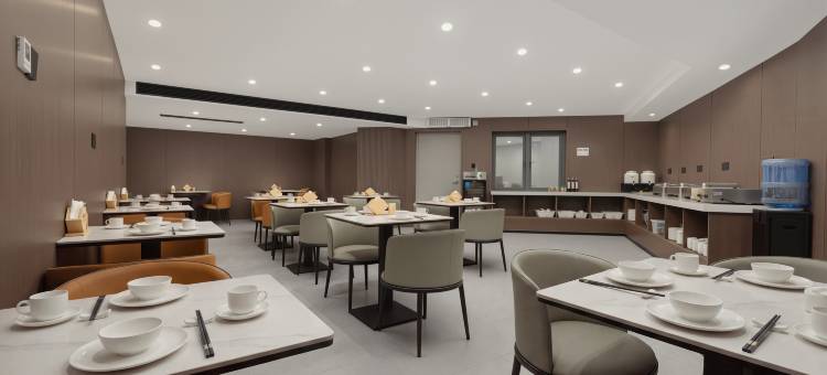 优恩电竞酒店(贵阳白云区政府云峰大道地铁站店)图片