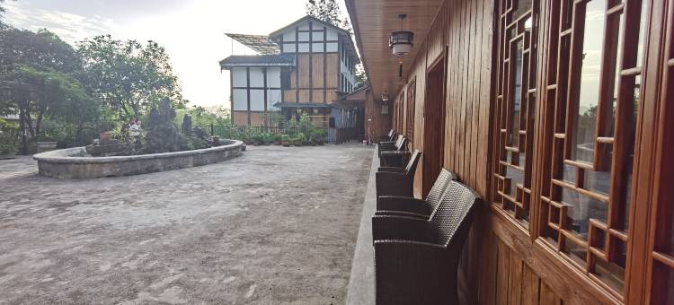 峨眉山半轮月山庄图片